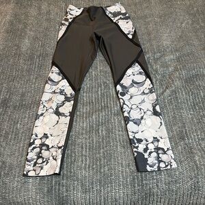 Women’s Under Armor workout pants. Size Xs